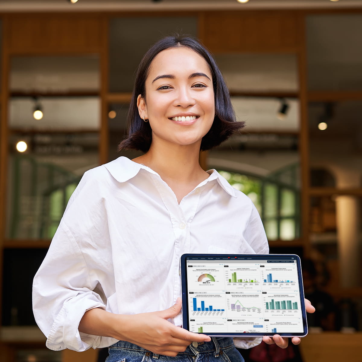 Mujer delante de restaurante con iPad y Controliza